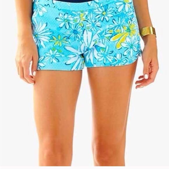 Lilly Pulitzer Addie Breakwater Blue Daisey All Over, size 10 Shorts - Picture 1 of 8